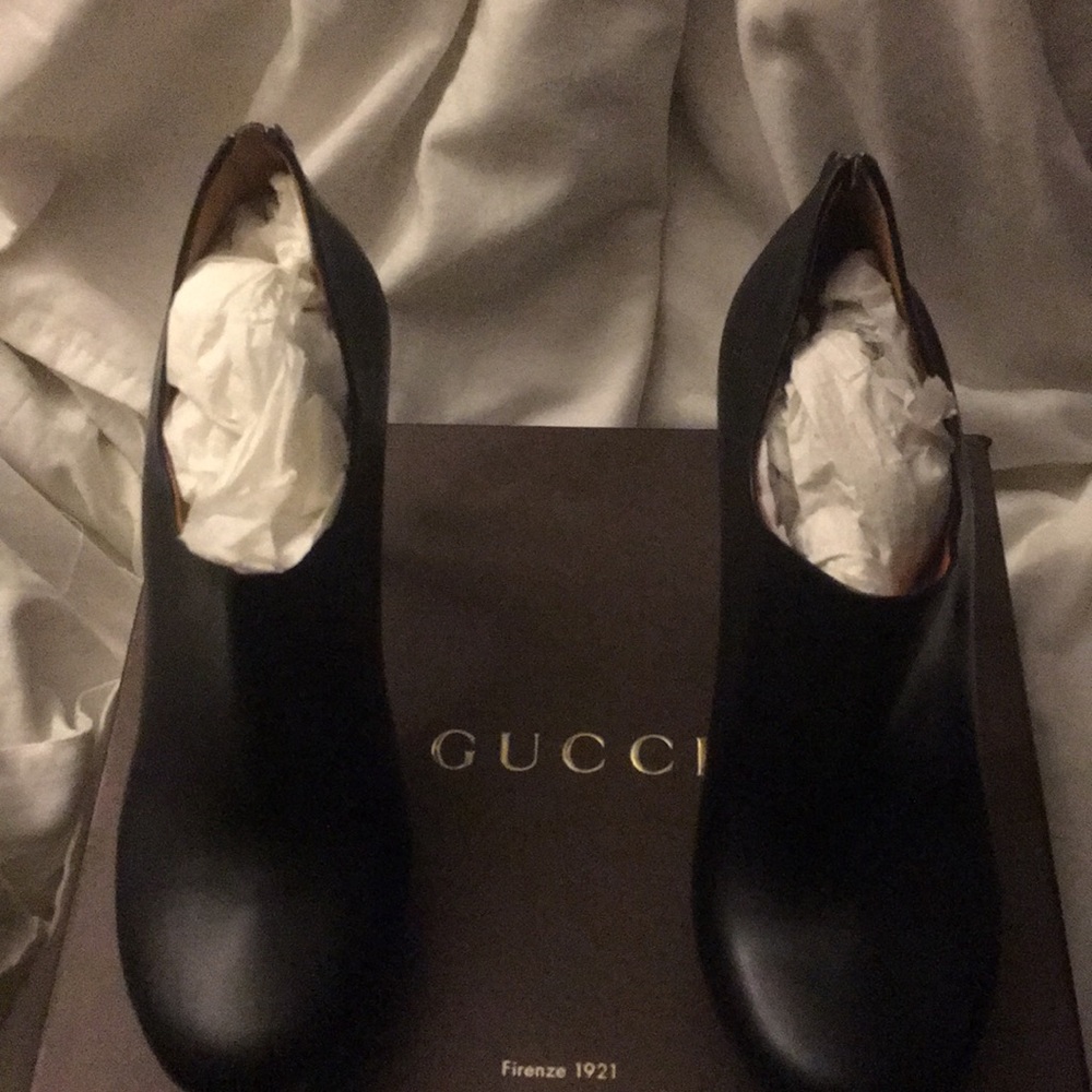 NEW Gucci Ankle boots with tassle